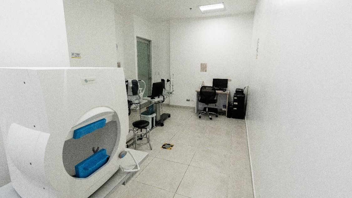Estudios Oftalmológicos diagnostic room with a visual field analyzer and slit lamp